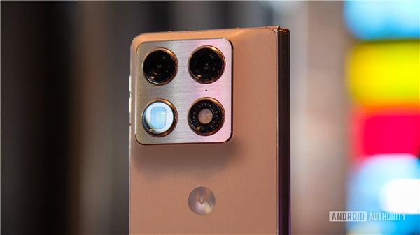 moto首款大折叠屏来了！moto Razr Fold亮相CES