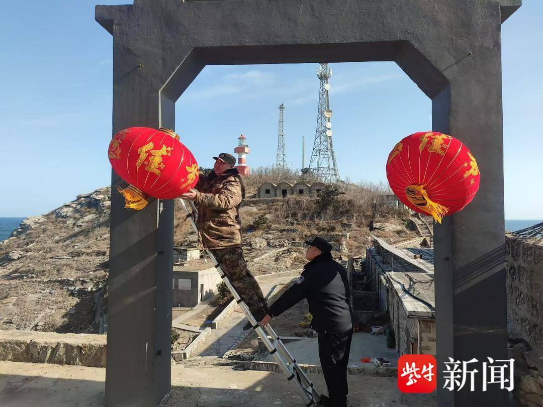 江权在春节前夕挂红灯笼