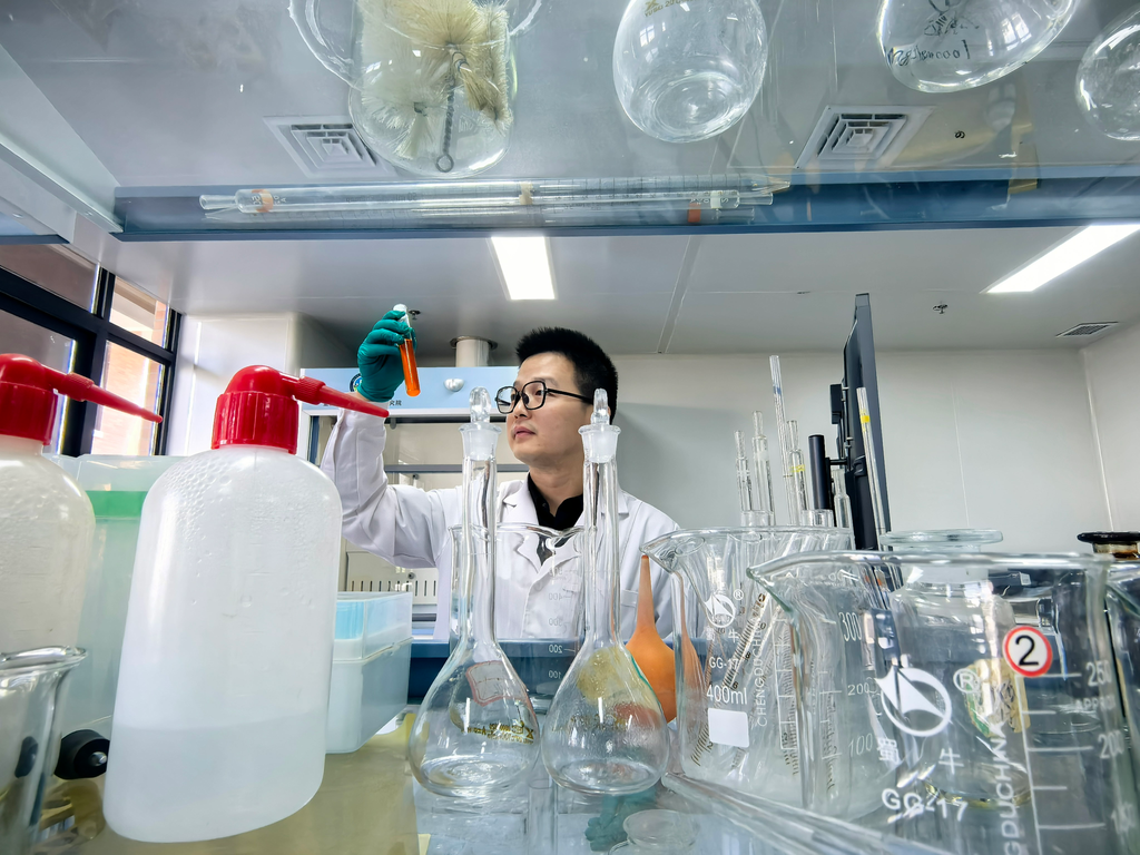 余义昌在实验室内开展水质研究。重庆市生态环境局供图