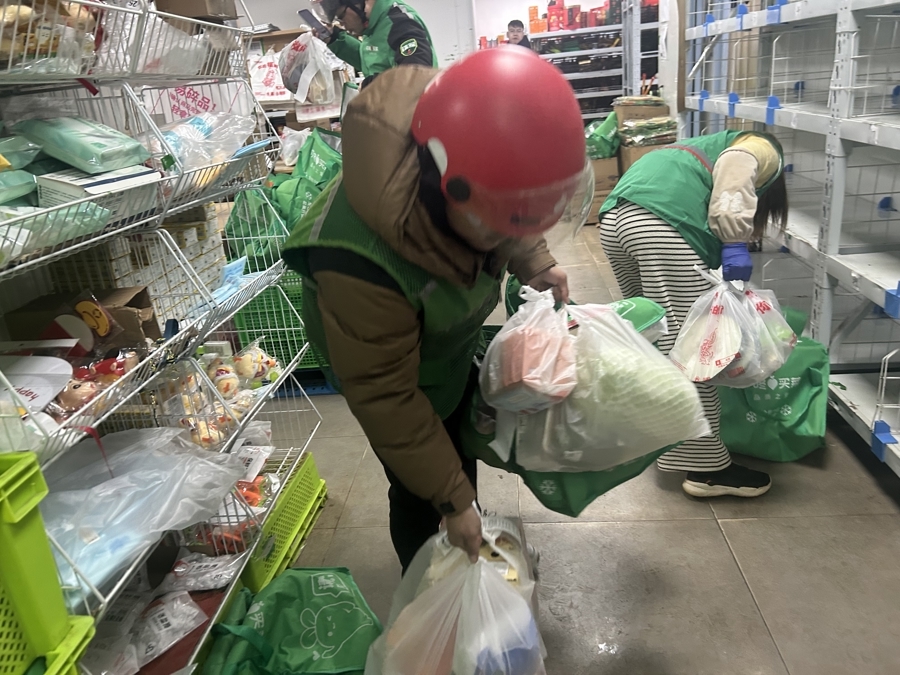 站点工作人员正在分拣、配送。