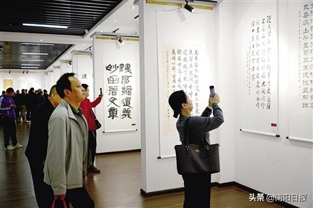 认真观展 胡楚强 摄