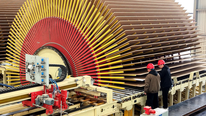 工人在山东省临沂市平邑县一家木业企业板材生产线上工作（2026年3月16日摄）。新华社发（武纪全 摄）