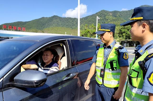 云梧高速路政人员在葵洞服务区向过往司机宣传安全知识
