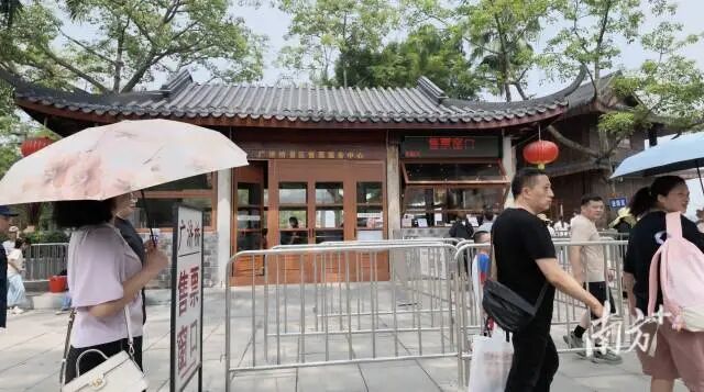 国庆假期首日,新设拓展区售票服务中心已启用。