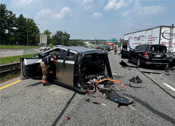 美国搬家卡车失控连撞十多辆车:一特斯拉Cybertruck被拦腰截断