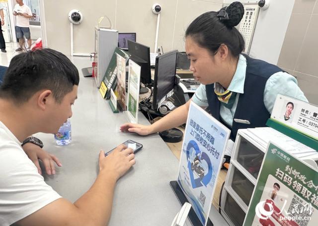 工作人员指导市民填写信息。人民网记者 张萌摄