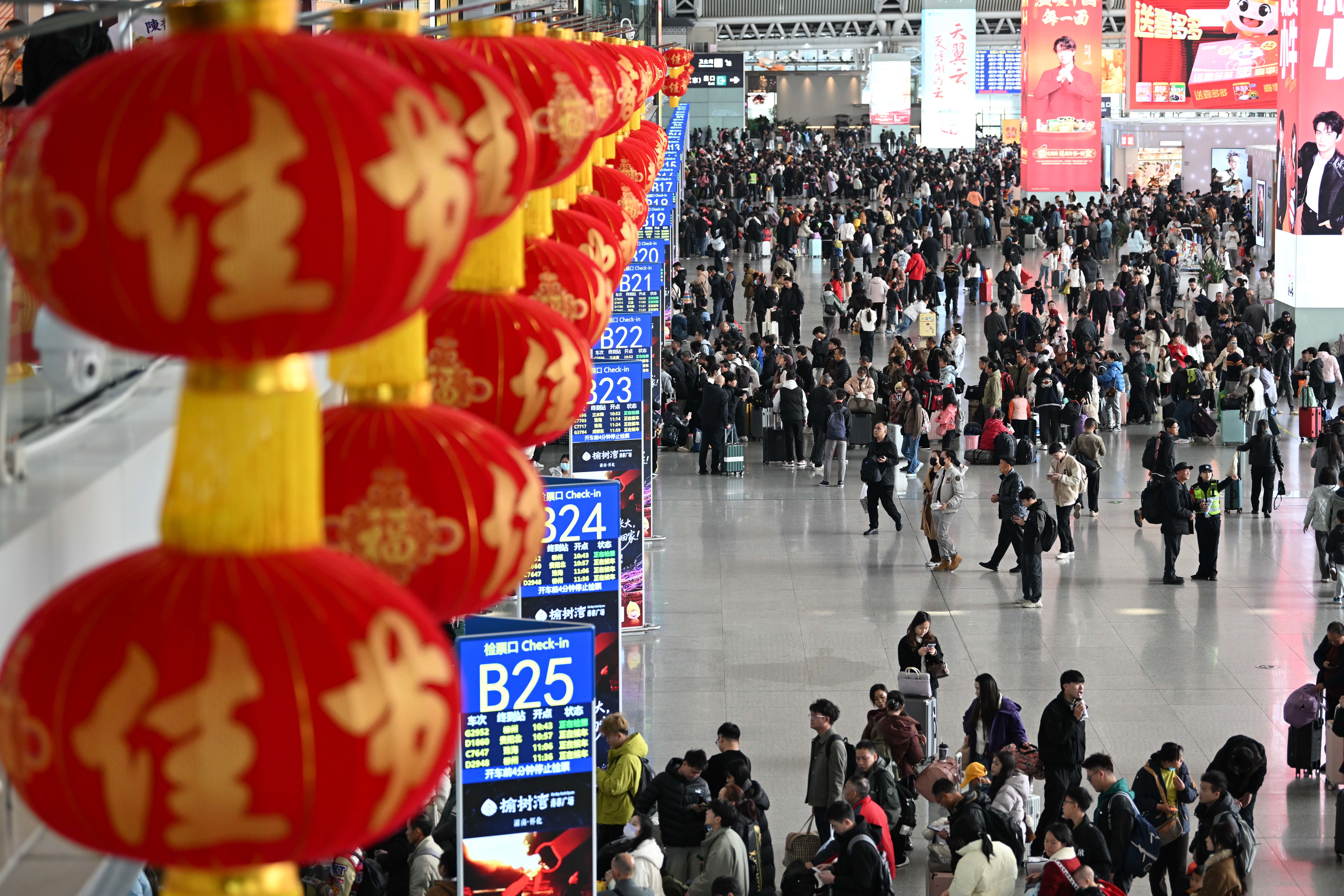 2026年2月2日,旅客在广州南站进站乘车。新华社记者 邓华 摄