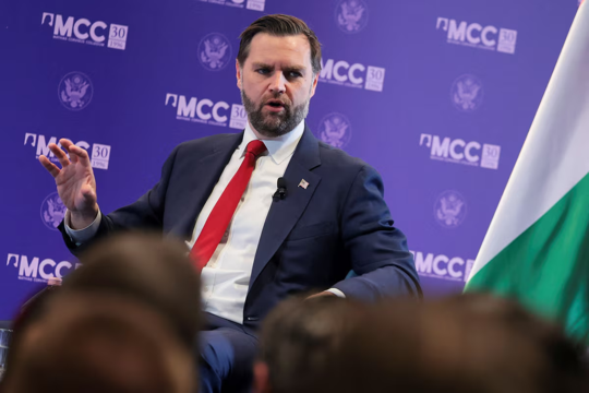 当地时间4月8日，万斯在匈牙利布达佩斯一所大学发表讲话。图自外媒