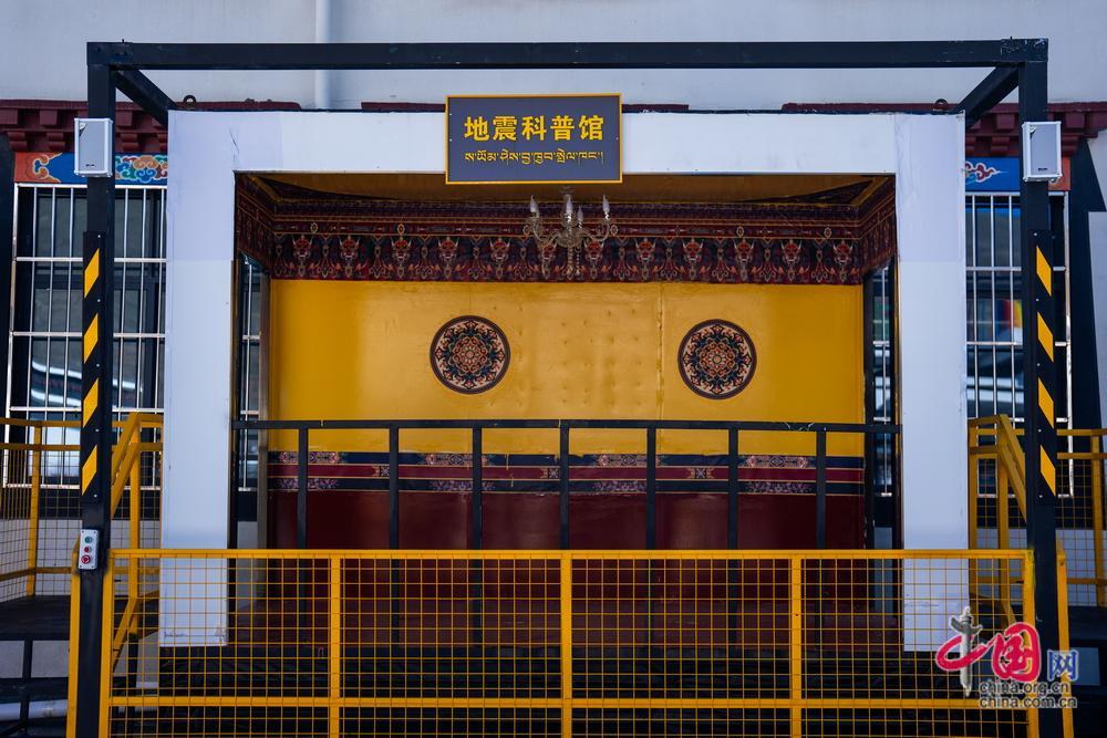 感恩广场入口处设地震科普体验仪,可模拟4至8级不同震级晃动效果,直观展现地震的巨大破坏力。中国网记者 郑亮摄