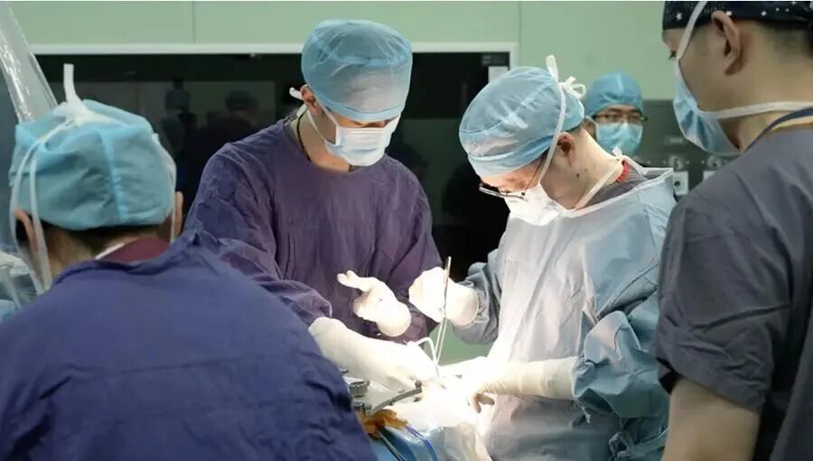 董辉成为上海第一例NEO临床试验植入手术患者 / 博睿康公众号