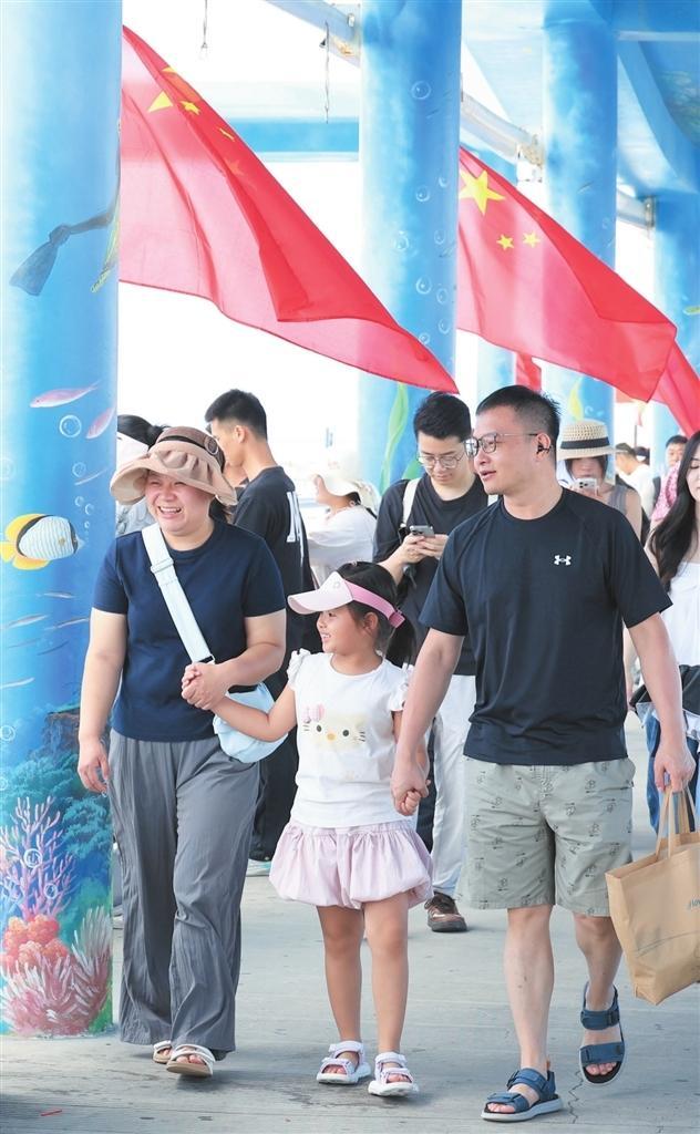 一家三口开启三亚之旅。