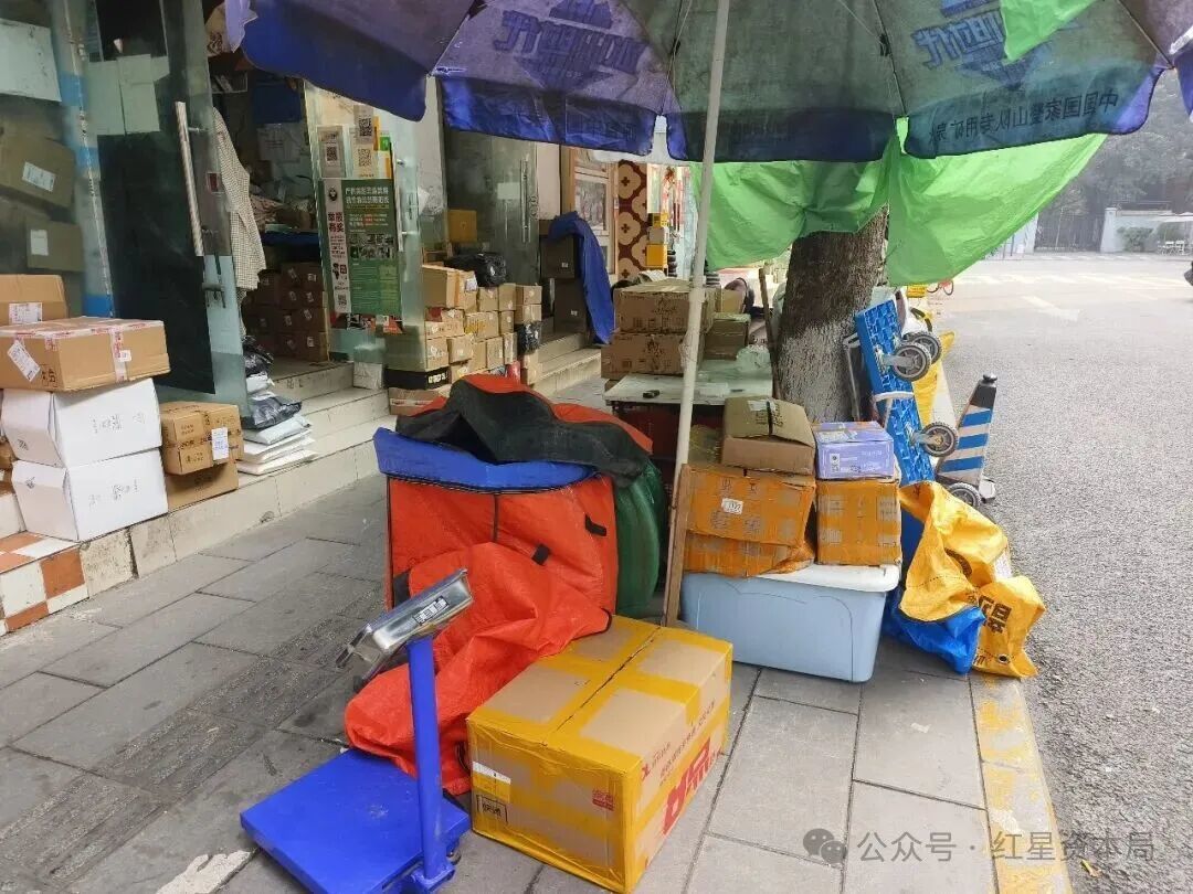 某家快递驿站堆放在门店外的快递