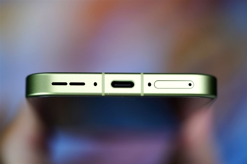 小屏不妥协配置反升级！一加15T手机深度评测：小巧玲珑的满血性能旗舰