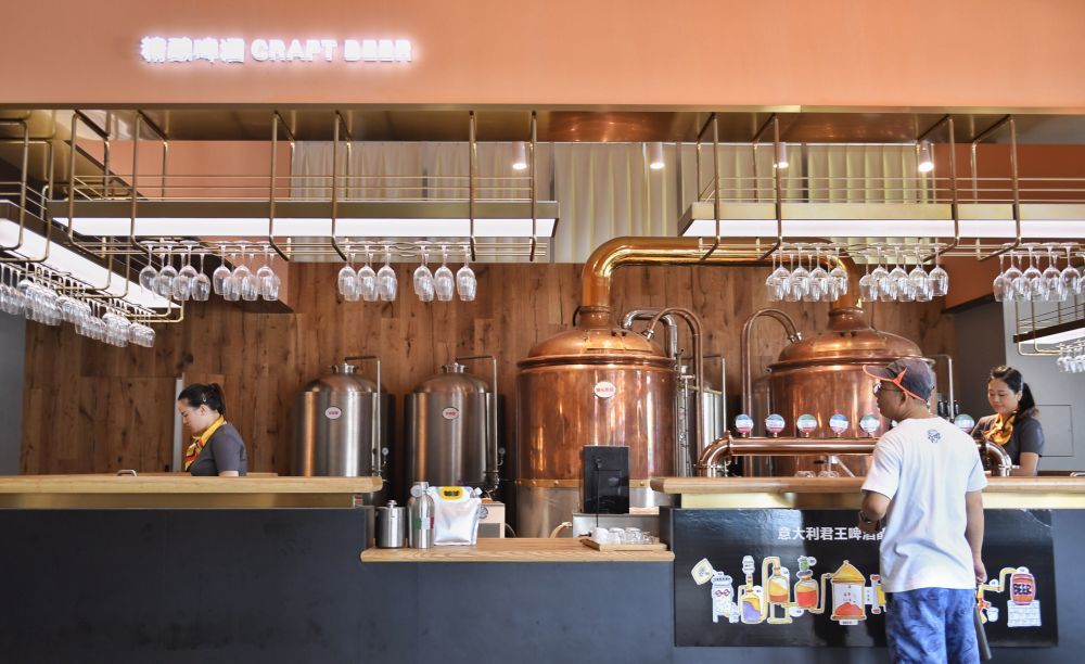 2020年7月17日，一位市民在成都国际铁路港亚蓉欧国家（商品）馆意大利馆体验精酿啤酒。