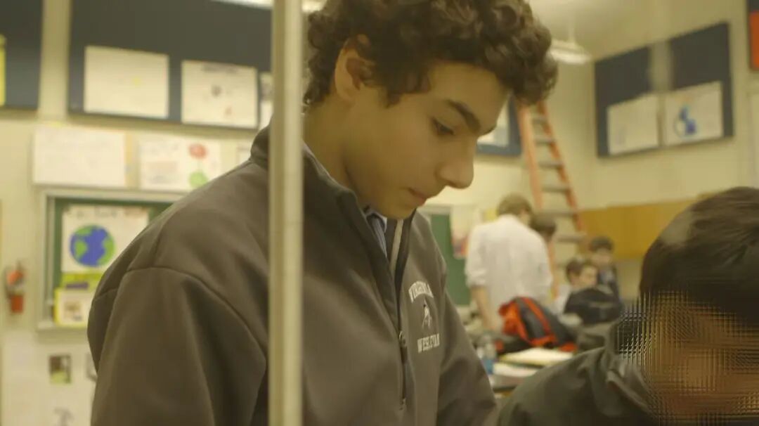 路易吉低头专注于机器人小组的任务。王杨 摄