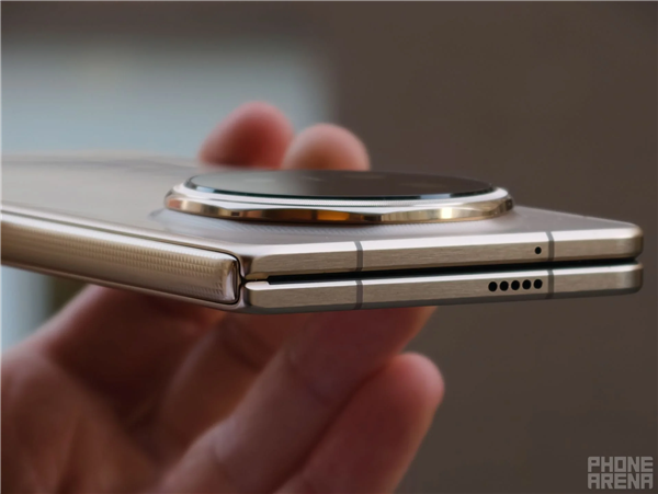 荣耀Magic V6真机图赏：专家最轻薄大折叠 老外被震荡到了