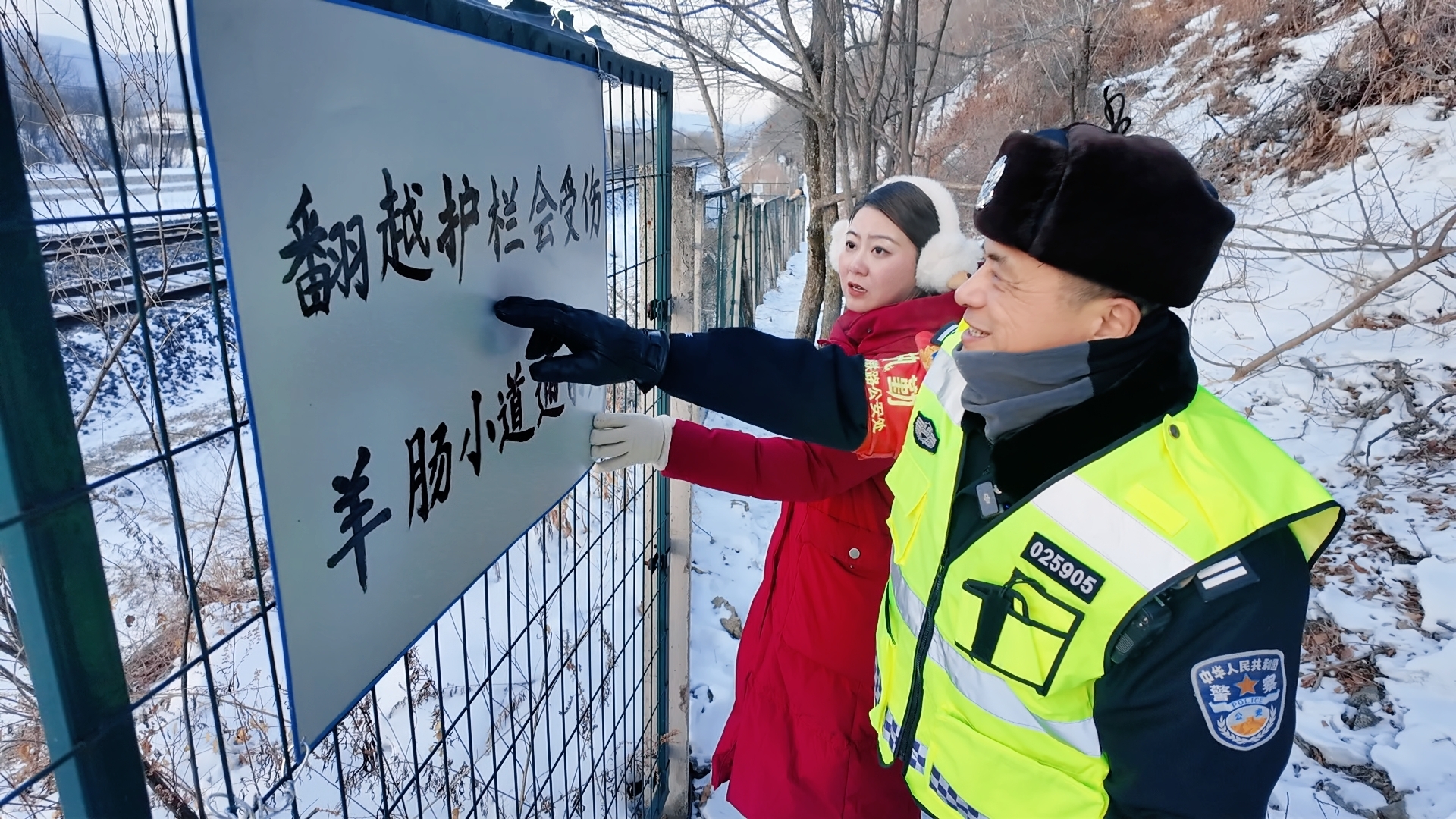 薛兴春为记者介绍他设计安装的标语牌