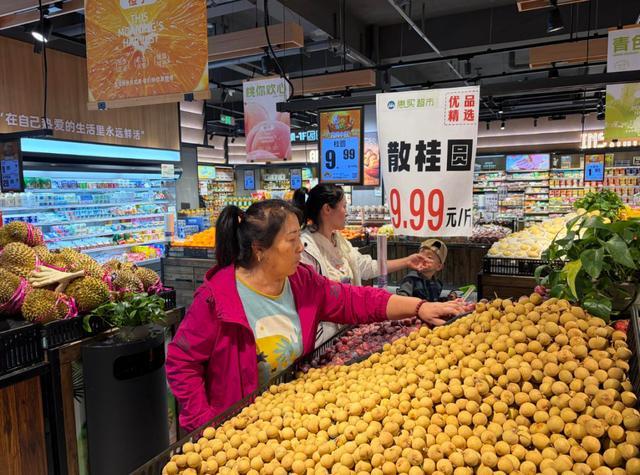 市民在店内挑选水果