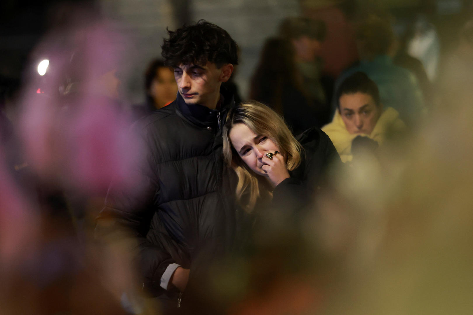 ▲当地时间2026年1月1日,瑞士一家酒吧发生火灾,民众在酒吧外点燃蜡烛,献花悼念遇难者 图据IC photo