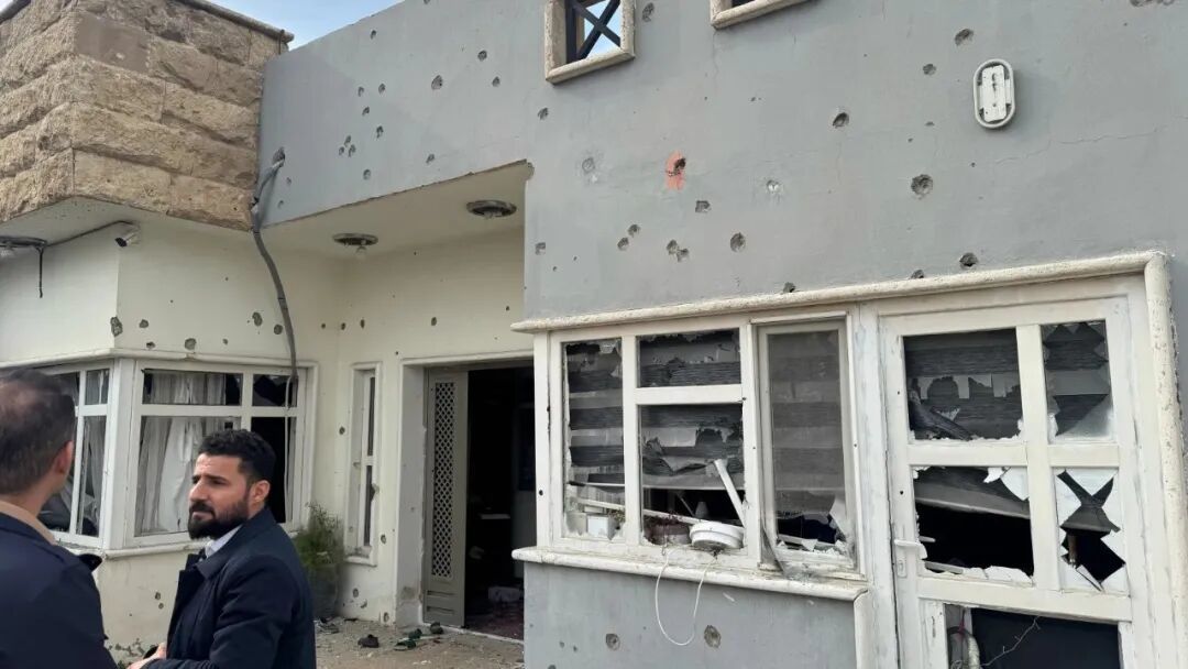 ◆3月4日,伊拉克埃尔比勒,伊朗无人机袭击后,库尔德人正在查看房屋受损情况。