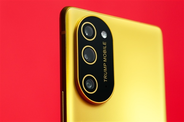 特朗普手机T1套娃两年前的HTC 博主：难怪总统自己用iPhone