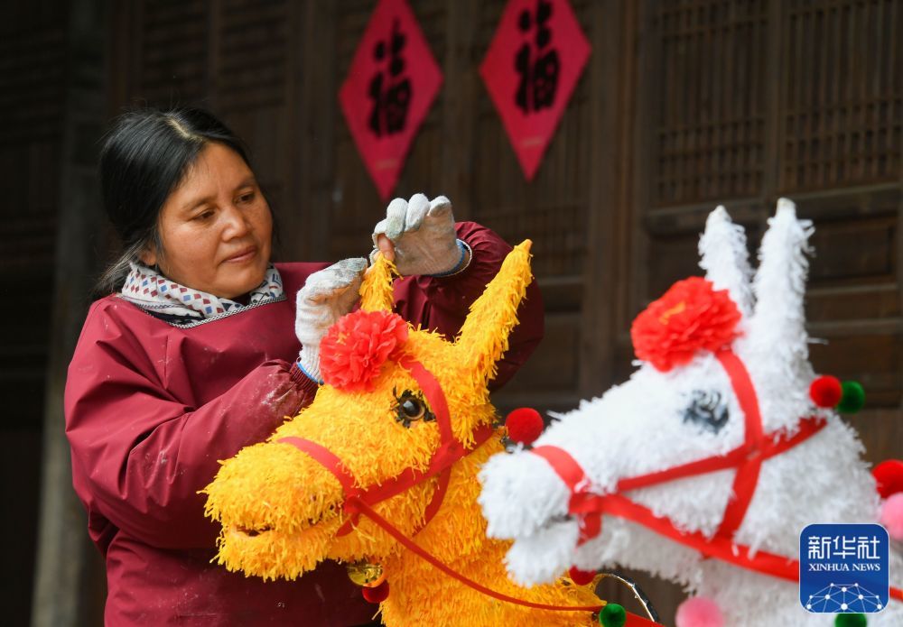 ↑ 1月21日，浙江省金华市浦江县檀溪镇潘周家村一古厅堂内，村民在制作擂马灯。新华社发（时宽兵摄）