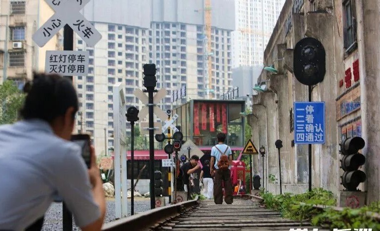 市民在铁轨上拍照。