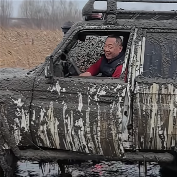 于东来沙漠越野“侧翻”：车内气囊弹出 第一反应是安慰妻子