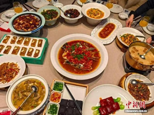长沙某品牌餐饮店烹制的一桌湘菜。(资料图)中新网记者 鲁毅 摄