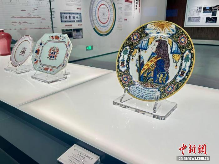 7月9日，景德镇市陶阳里历史文化旅游区，景德镇手工瓷业遗存展示馆内展出的多元文化元素陶瓷。朱莹 摄