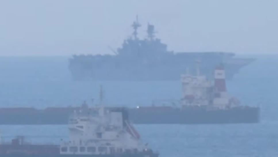 路透社17日视频显示，美两栖攻击舰“的黎波里”号已行驶至新加坡