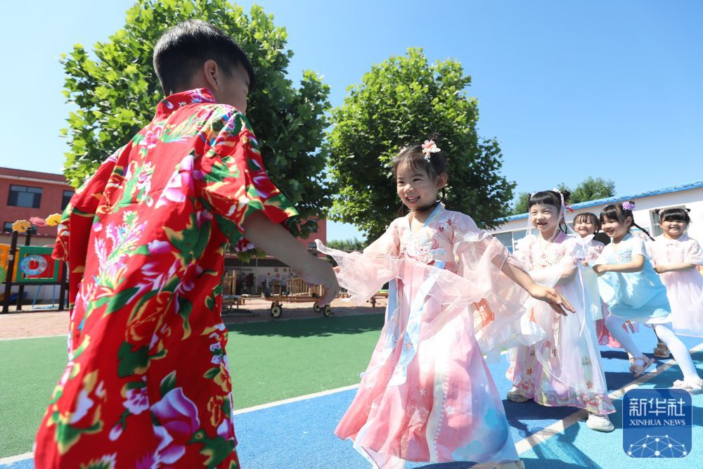 ↑ 5月30日,在河北省唐山市丰润区杨官林镇第一中心幼儿园,小朋友在玩老鹰捉小鸡游戏。新华社发(朱大勇摄)