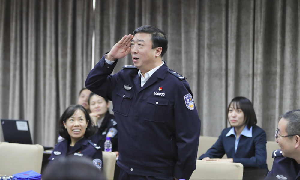 董亦军同志在会议期间敬礼（资料照片）。新华社发