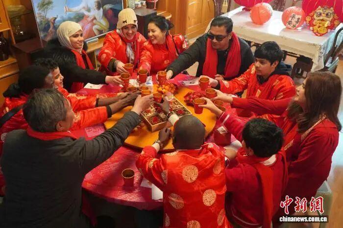 2026年2月3日,中外义乌居民举杯共迎即将到来的中国农历新年。董易鑫 摄