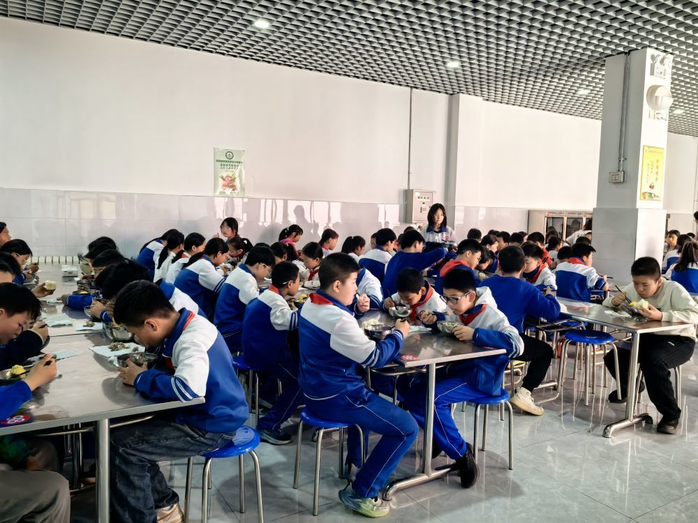 学生在陕西省延安市杨家岭福州希望小学享用营养午餐。(受访者供图)