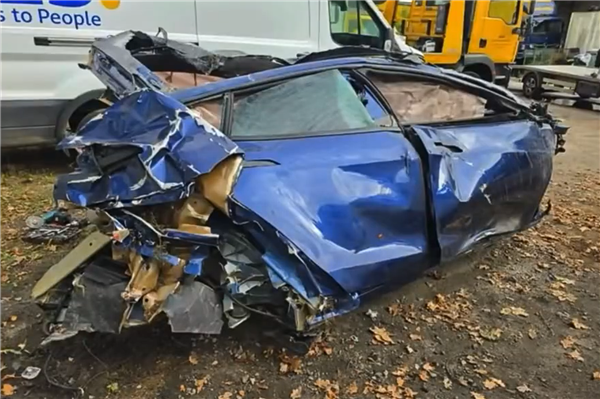 一辆特斯拉Model S Plaid时速285km发生车祸:车内人员幸存