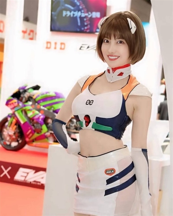 日本赛车女郎Cos初代女神绫波丽 身高腿长太顶了