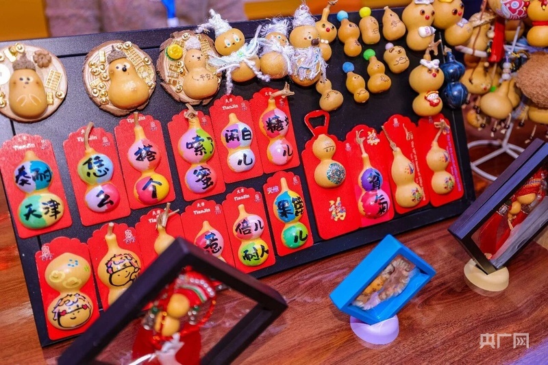 “津旅时光号”非遗产品展示 （央广网发 路婧纯 摄）