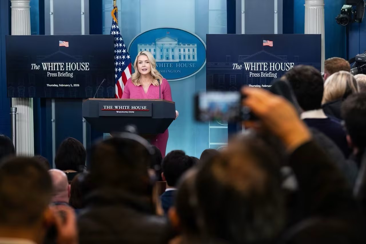 当地时间5日，莱维特召开简报会 图源：美媒