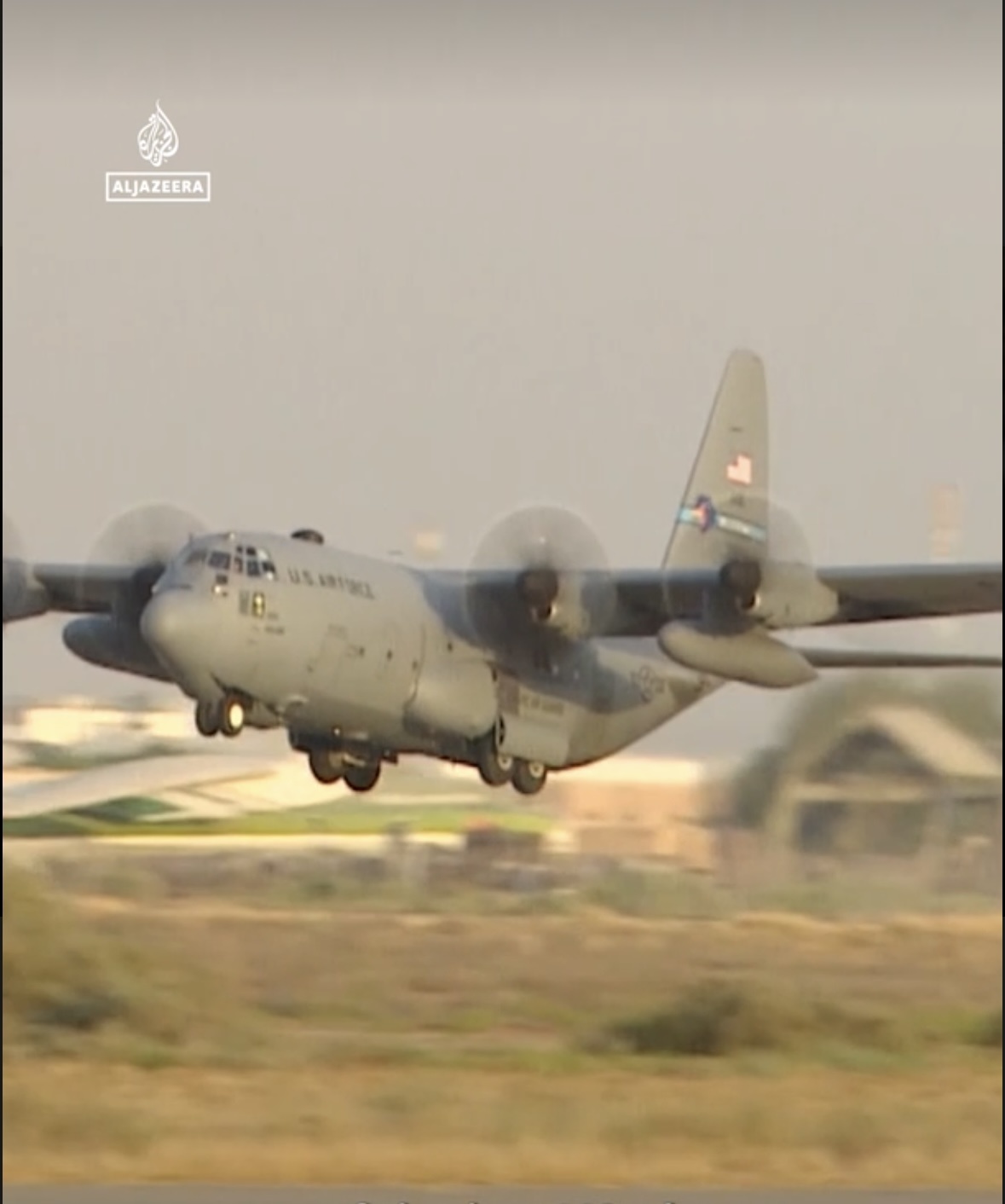 当地时间9月29日,伊拉克巴格达“胜利营”基地,一架飞机起飞。半岛电视台记者称这可能是最后一架运载人员或设备离开该基地的美军飞机。 图源:半岛电视台视频截图