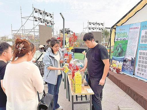 市民现场选购产品。
