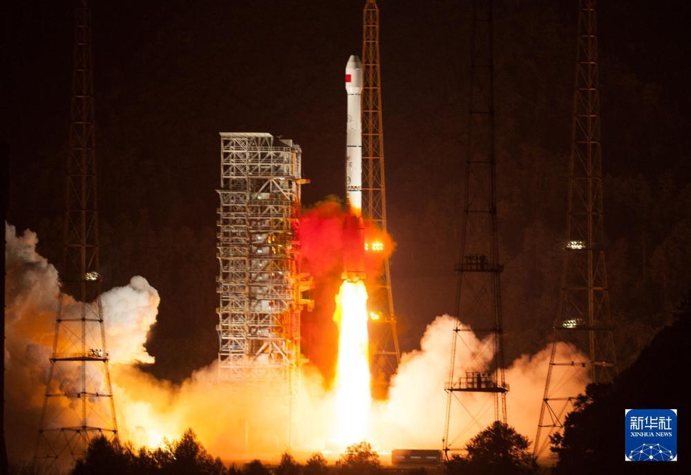 2012年10月25日，我国在西昌卫星发射中心用长征三号丙运载火箭，成功将一颗北斗导航卫星发射升空并送入预定转移轨道。这颗地球静止轨道卫星将与先期发射的15颗北斗导航卫星组网运行，形成区域服务能力。 新华社记者 刘潺 摄