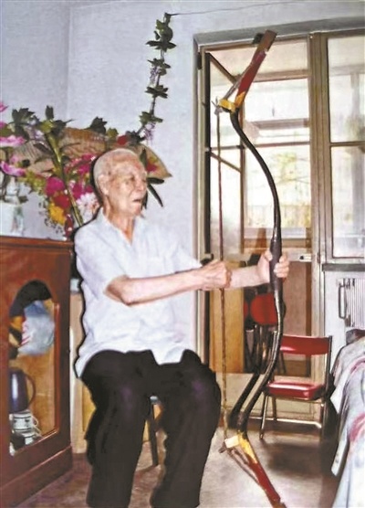 2005年岳永逸重访朱国良,老人尝试拉开当年撂地时的硬弓