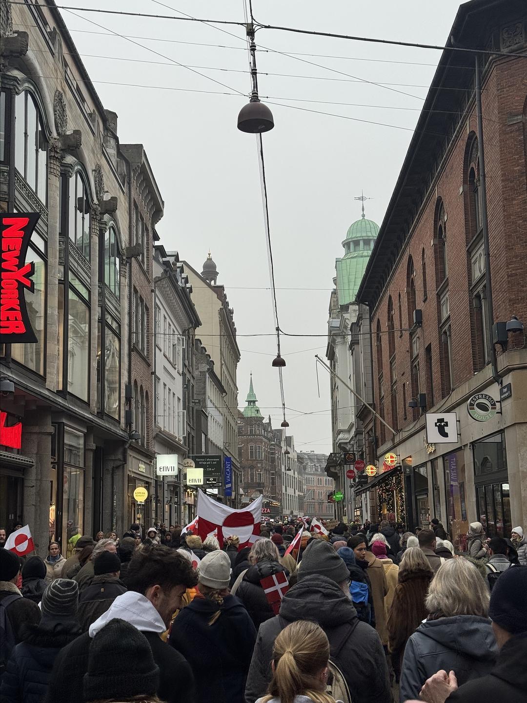 ▲1月17日,丹麦哥本哈根民众在美国大使馆前举行“不干涉格陵兰”抗议活动 图据视觉中国