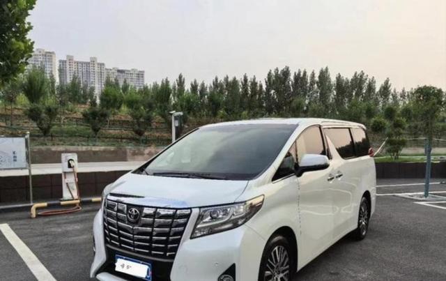 从加价30万到优惠4万,丰田埃尔法两年价格大变动,91.9万尊贵黄金版现降至87.9万,国产MPV崛起逼迫老牌日系硬撑竞争格局转变-有驾