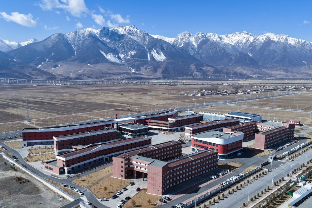 这是位于青海省海北藏族自治州门源回族自治县的浩门镇高级中学,由山东省和中粮集团援建(2026年3月31日摄,无人机照片)。新华社记者 张龙 摄