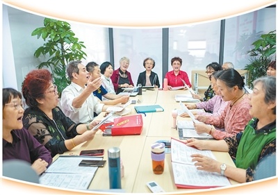合唱队在市民新村居民区党群服务站排练。