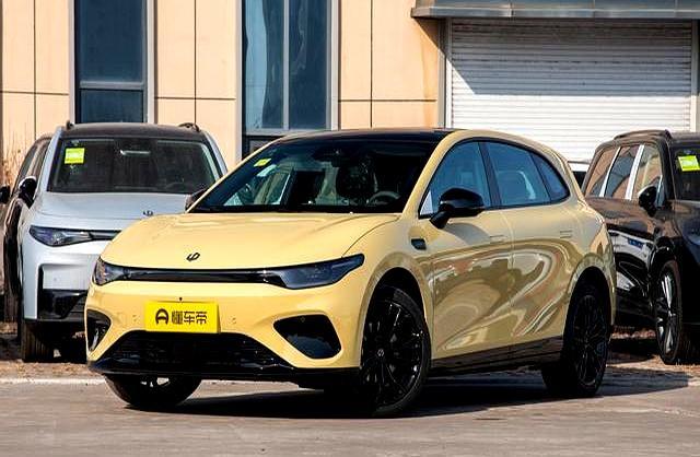 江阴街头堵车到寸步难行，细君坐后排说膝盖顶着前座-有驾