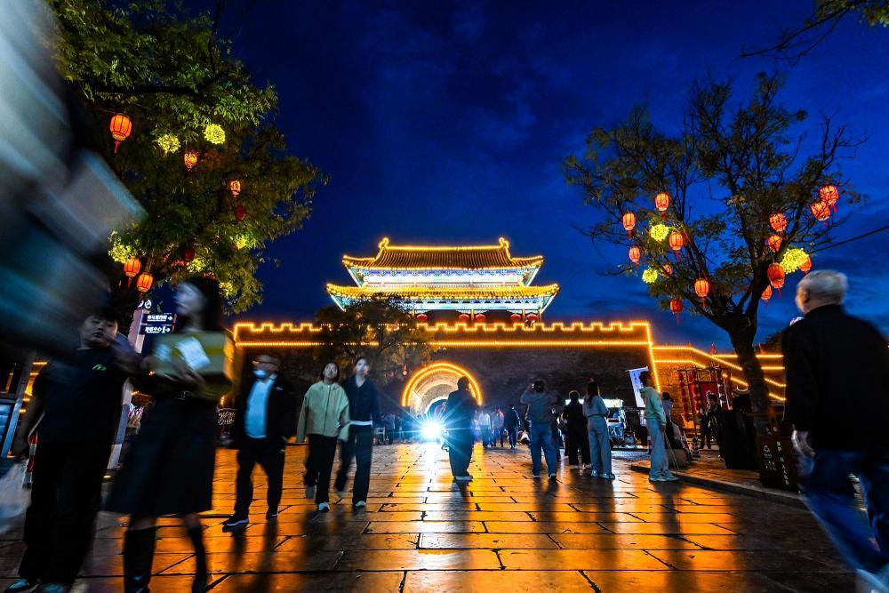 10月4日晚,游客在河南商丘古城观赏夜景。 新华社发(李恒摄)