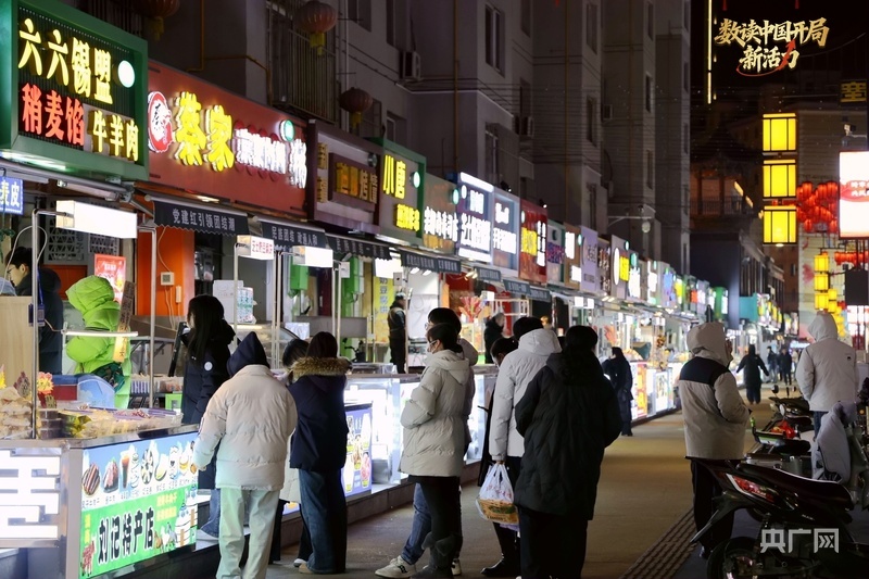 夜幕降临，呼和浩特市宽巷子街区迎来客流高峰（央广网记者 刘一晨 摄）